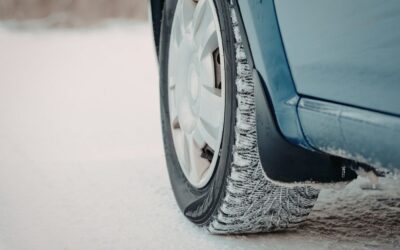 Jazda w trudnych warunkach – jak radzić sobie w deszczu, śniegu i po zmroku?
